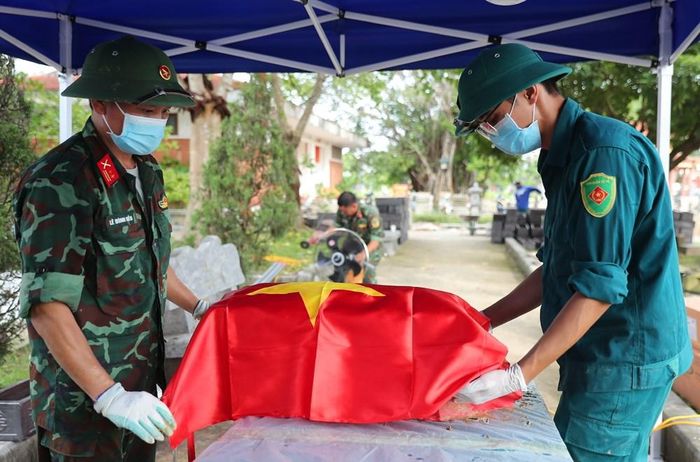 Không khí làm việc diễn ra khẩn trương nhưng hết sức cẩn trọng nhằm bảo đảm tính khách quan, chính xác của từng mẫu sinh phẩm