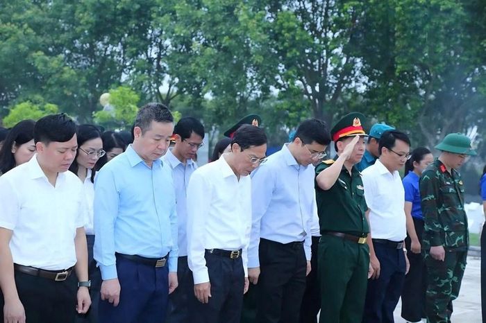 Các đại biểu dành phút mặc niệm, tưởng nhớ các Anh hùng liệt sĩ đã hy sinh vì độc lập, tự do của Tổ quốc. Ảnh: Quốc Hương