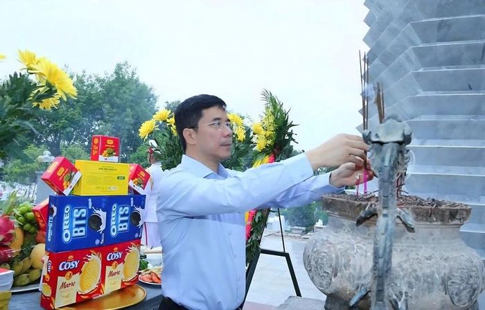 Ông Nguyễn Hồng Phong, Phó Bí thư Thường trực Tỉnh ủy Thanh Hóa dâng hương tại Nghĩa trang Liệt sĩ Hàm Rồng. Ảnh: Quốc Hương