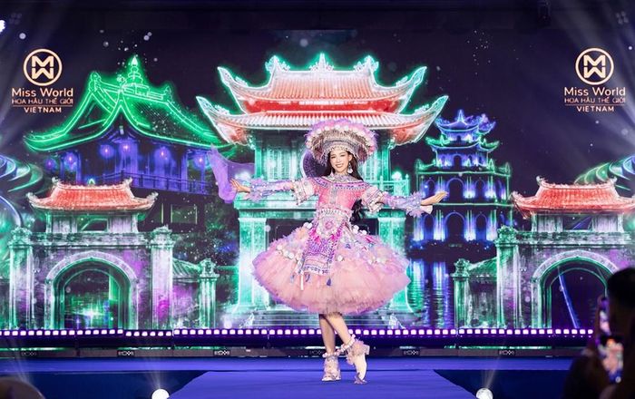 Ban tổ chức giới thiệu trang phục dành cho phần thi Dances of the World mang tên “Lưng trời vương nắng”, thiết kế từng giành giải "Best Costume of Dances of Vietnam" tại Miss World Vietnam 2025 và được lựa chọn để Bảo Ngọc mang tới đấu trường quốc tế