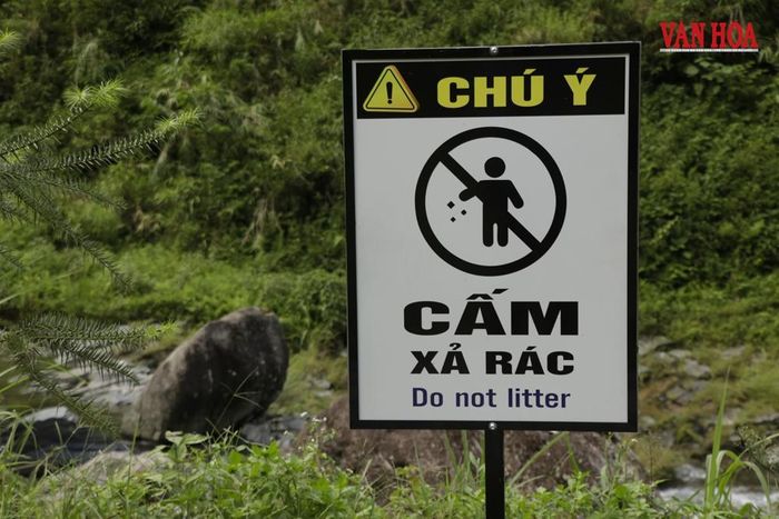 Các biển thông báo giữ gìn cảnh quan nhằm bảo vệ môi trường khu vực