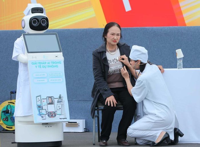 Robot ứng dụng trong lĩnh vực y tế tham gia trình diễn tại Diễn đàn quốc gia phát triển doanh nghiệp công nghệ Việt Nam năm 2025. Ảnh: Hoàng Hiếu - TTXVN