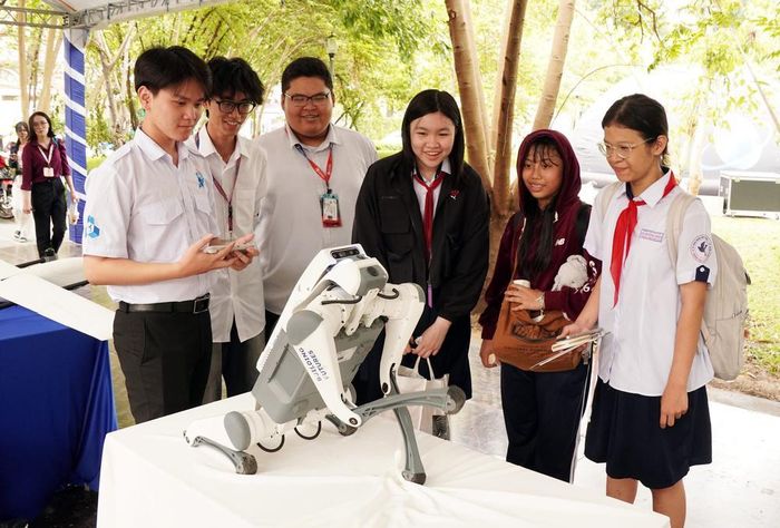 Học sinh tham quan mô hình Robot phát hiện nguy hiểm công trường trong khuôn khổ Ngày hội “Công nghệ sáng tạo” tại TP.HCM. Ảnh: Trung Tuyến - TTXVN