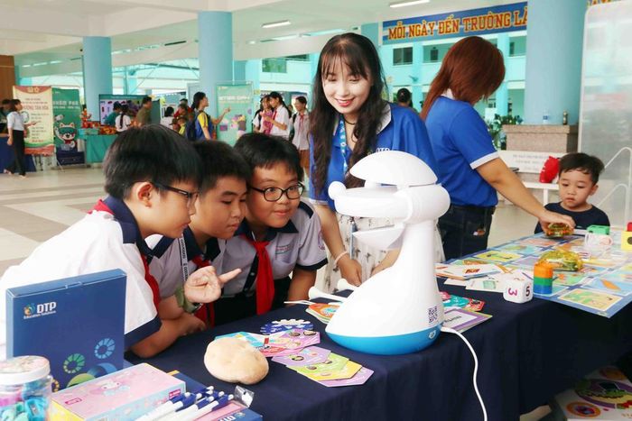 Học sinh trường THCS Mạc Đĩnh Chi (TP.HCM) thích thú với thiết bị công nghệ phục vụ việc học tiếng Anh. Ảnh: TTXVN