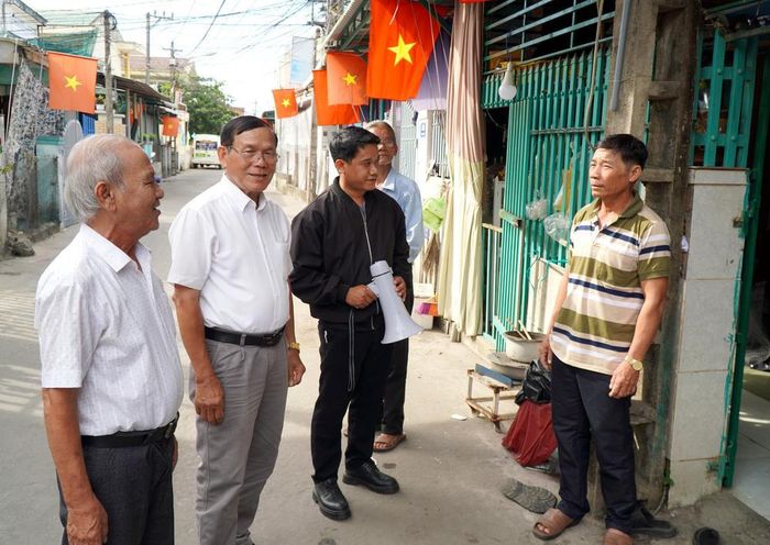 Các Tổ dân vận (3-5 đảng viên) của Chi bộ thôn Tân Mỹ, xã An Phú (Quảng Ngãi) tuyên truyền các chủ trương, đường lối của Đảng và chính sách, pháp luật của Nhà nước đến người dân. Ảnh: TTXVN