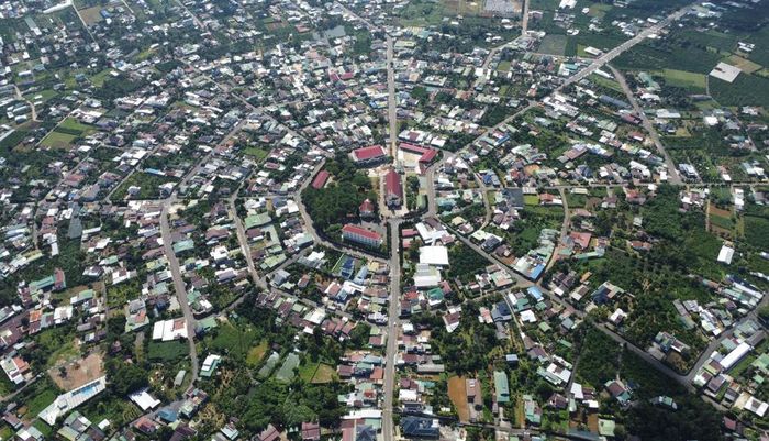 Nhìn từ trên cao, làng Tân Hà (phường 3 Bảo Lộc, Lâm Đồng) hiện ra hình đồ âm dương bát quái rất độc đáo. Ảnh: Nguyễn Dũng – TTXVN
