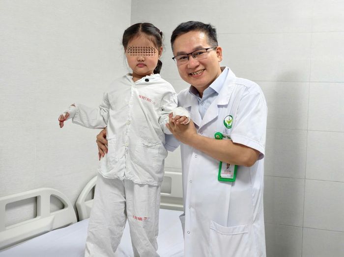 Bên cạnh việc phẫu thuật, bệnh nhi được theo dõi và chỉ định tập phục hồi chức năng. Ảnh: BVVĐ