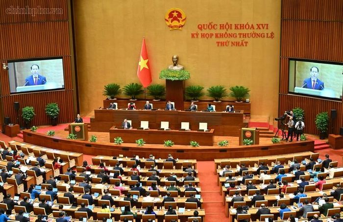 Các đại biểu nghe Bộ trưởng Bộ Tư pháp Hoàng Thanh Tùng báo cáo về 2 dự án luật - Ảnh: VGP/Nhật Bắc