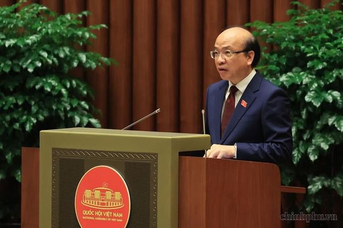 Chủ nhiệm Ủy ban Pháp luật và Tư pháp của Quốc hội Phan Chí Hiếu trình bày báo cáo thẩm tra về dự án luật - Ảnh: VGP/Nhật Bắc
