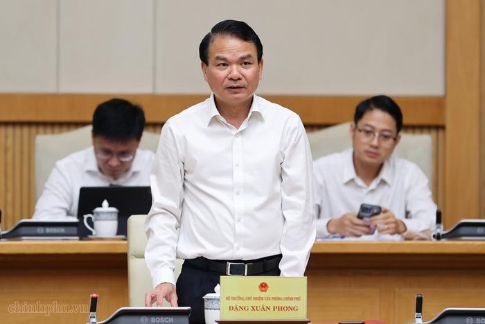 Bộ trưởng, Chủ nhiệm VPCP Đặng Xuân Phong báo cáo tại phiên họp - Ảnh: VGP/Nhật Bắc