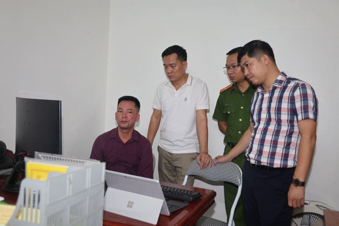 Ban chuyên án khám xét tại trụ sở Công ty Cổ phần Đầu tư và Dịch vụ Quốc tế Minh An