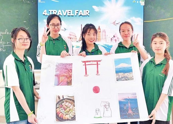 Hoàng Thị Ngân Hà (thứ hai từ trái sang) trong một lần tham gia hoạt động nghiệp vụ sư phạm với các bạn.