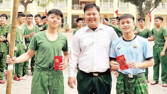 Lìa Xuân Ngọc (hàng đầu, bên trái) trong một lần tham gia hoạt động ngoại khóa tại Học viện Biên phòng.