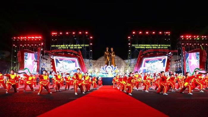 Các võ sinh cống hiến màn đồng diễn võ thuật hoành tráng, thể hiện hào khí và sự tiếp nối dòng chảy võ học dân tộc.