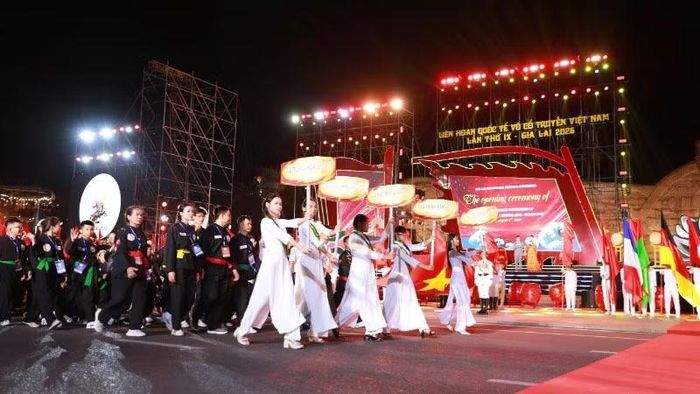 Nghi thức diễu hành, biểu dương lực lượng rực rỡ sắc màu của các đoàn võ thuật tại lễ khai mạc.