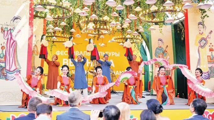 Các nghệ sĩ Nhà hát Múa rối Việt Nam biểu diễn trong Lễ hội Văn hóa Việt Nam 2025 tại Thủ đô Moskva, Liên bang Nga. (Ảnh: NHÀ HÁT MÚA RỐI VIỆT NAM)