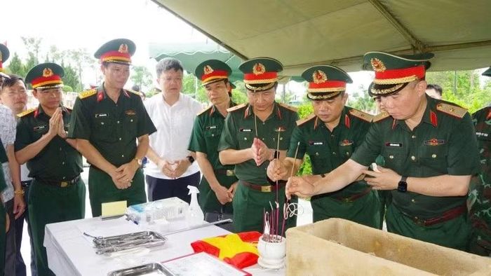 Lãnh đạo Bộ Tư lệnh Quân khu 4 và Cục Chính sách-Xã hội (Tổng cục Chính trị Quân đội nhân dân Việt Nam) trong dịp kiểm tra công tác lấy mẫu hài cốt liệt sĩ tại Nghĩa trang liệt sĩ Nghi Lộc, Nghệ An.