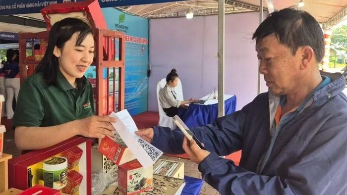 Người dân ở xã Tầm Vu đi mua hàng tại hội chợ tại phường Long An không dùng tiền mặt.