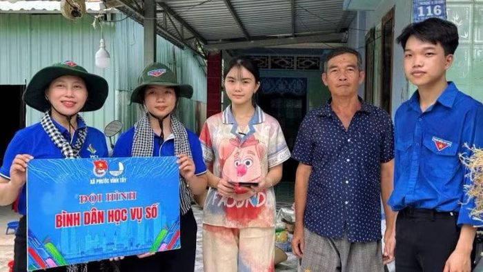 Đội hình bình dân học vụ số đến từng nhà dân hướng dẫn cài đặt các phần mềm ứng dụng trên điện thoại thông minh.