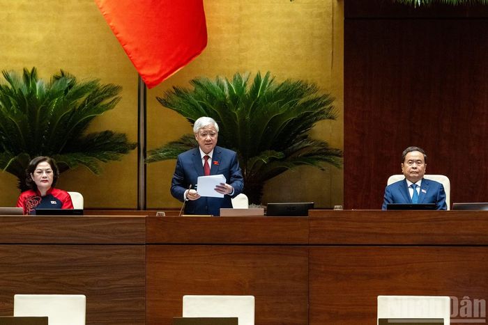 Phó Chủ tịch Thường trực Quốc hội Đỗ Văn Chiến điều hành phiên khai mạc.