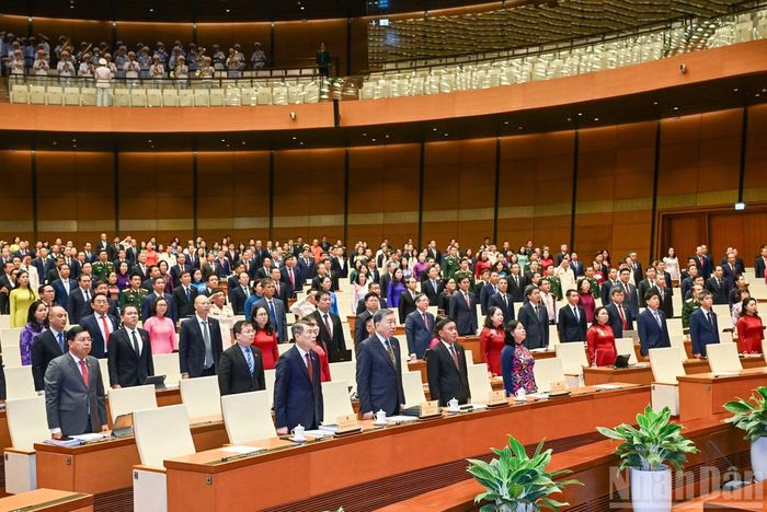 Tổng Bí thư, Chủ tịch nước Tô Lâm; Thủ tướng Chính phủ Lê Minh Hưng; Thường trực Ban Bí thư Trần Cẩm Tú; Chủ tịch Ủy ban Trung ương Mặt trận Tổ quốc Việt Nam Bùi Thị Minh Hoài cùng các đại biểu thực hiện nghi lễ chào cờ tại phiên khai mạc.