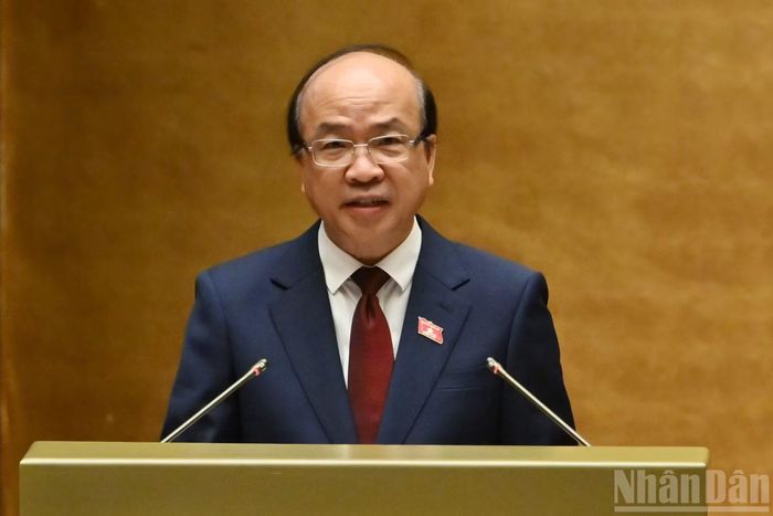 Chủ nhiệm Ủy ban Pháp luật và Tư pháp của Quốc hội Phan Chí Hiếu trình bày Báo cáo thẩm tra các dự án luật.
