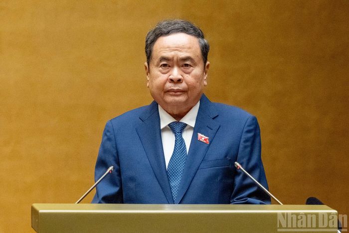 Phát biểu khai mạc Kỳ họp, Chủ tịch Quốc hội Trần Thanh Mẫn nêu rõ, Kỳ họp không thường lệ thứ nhất, Quốc hội khóa XVI diễn ra trong bối cảnh cả nước vừa tiến hành sơ kết 1 năm đánh giá toàn diện, khách quan kết quả thực hiện việc sắp xếp đơn vị hành chính các cấp và vận hành chính quyền địa phương 2 cấp; cả nước đang nỗ lực, quyết tâm thực hiện mục tiêu tăng trưởng 2 con số trong năm 2026 và những năm tiếp theo.