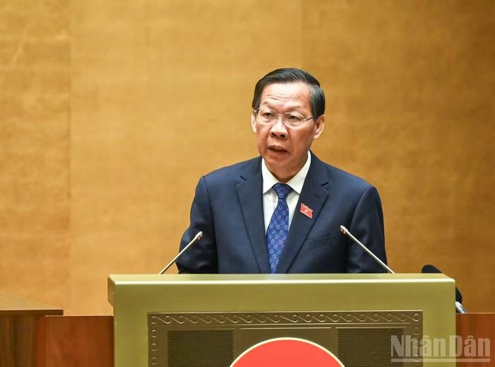 Chủ nhiệm Ủy ban Kinh tế và Tài chính Phan Văn Mãi trình bày báo cáo thẩm tra. (Ảnh: DUY LINH)