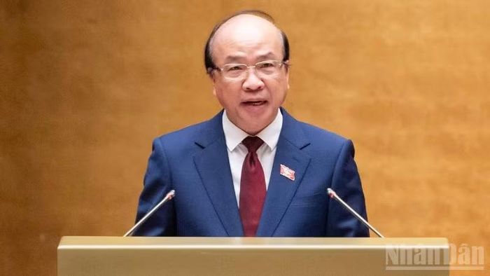 Chủ nhiệm Ủy ban Pháp luật và Tư pháp của Quốc hội Phan Chí Hiếu trình bày Báo cáo thẩm tra Dự án Luật Phổ biến, giáo dục pháp luật (sửa đổi). (Ảnh: THỦY NGUYÊN)