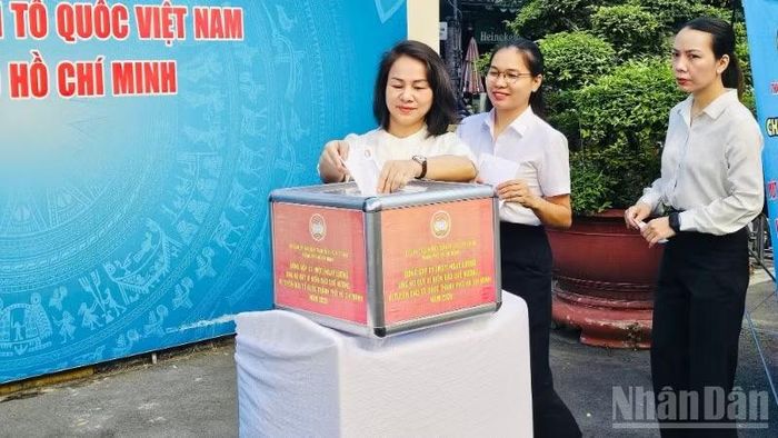 Cán bộ, công chức cơ quan Ủy ban Mặt trận Tổ quốc Việt Nam Thành phố Hồ Chí Minh ủng hộ Quỹ “Vì biển đảo quê hương-Vì tuyến đầu Tổ quốc” sáng 3/8.