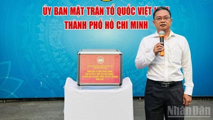 Đồng chí Phạm Minh Tuấn, Phó Chủ tịch Ủy ban Mặt trận Tổ quốc Việt Nam Thành phố Hồ Chí Minh phát biểu tại lễ phát động.
