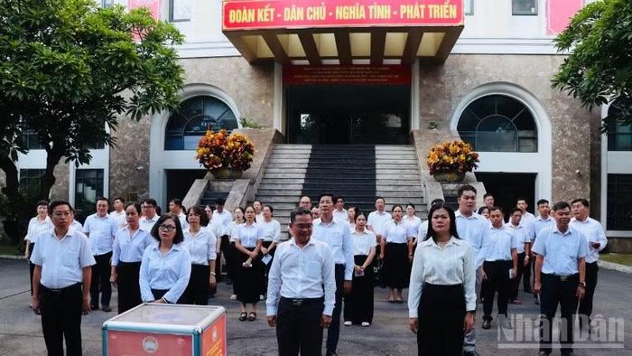 Cán bộ Ủy ban Mặt trận Tổ quốc Việt Nam thành phố thực hiện nghi thức chào cờ đầu tuần và tham gia đóng góp cho Quỹ “Vì biển đảo quê hương-Vì tuyến đầu Tổ quốc”.