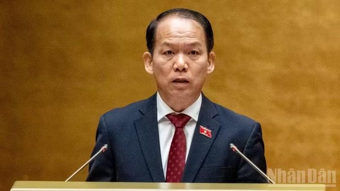 Thừa ủy quyền của Thủ tướng Chính phủ, Bộ trưởng Tư pháp Hoàng Thanh Tùng trình bày tóm tắt Tờ trình về dự án Luật. (Ảnh: THỦY NGUYÊN)