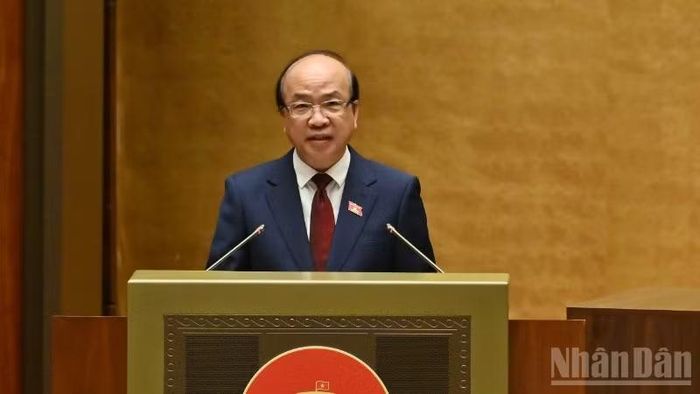 Chủ nhiệm Ủy ban Pháp luật và Tư pháp của Quốc hội Phan Chí Hiếu trình bày Báo cáo thẩm tra dự án Luật. (Ảnh: THỦY NGUYÊN)