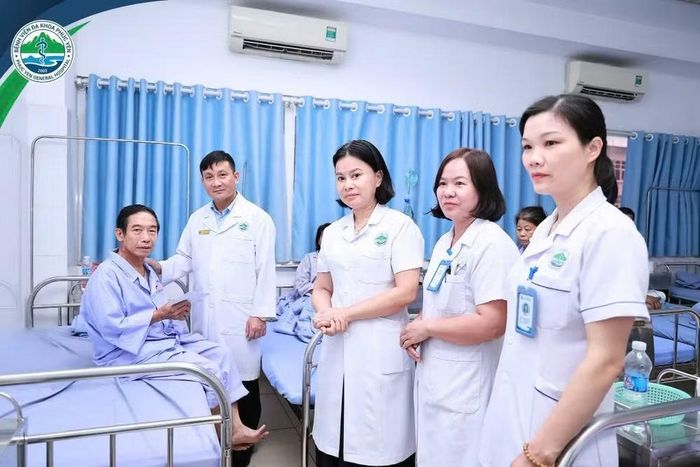 Các thầy thuốc thăm hỏi, tặng quà các thương, bệnh binh đang điều trị tại bệnh viện nhân dịp 27/7.