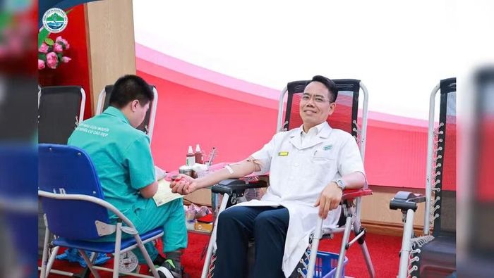 Bác sĩ Nguyễn Văn Hưng, Giám đốc bệnh viện, tham gia hiến máu nhân đạo.