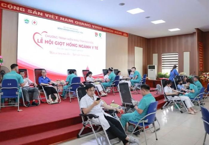 Cán bộ, nhân viên y tế của bệnh viện hiến máu nhân đạo.