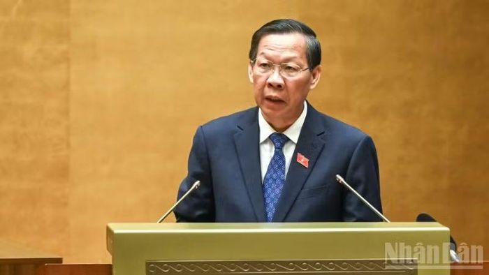 Chủ nhiệm Ủy ban Kinh tế và Tài chính của Quốc hội Phan Văn Mãi trình bày báo cáo thẩm tra dự án Nghị quyết. (Ảnh: THỦY NGUYÊN)