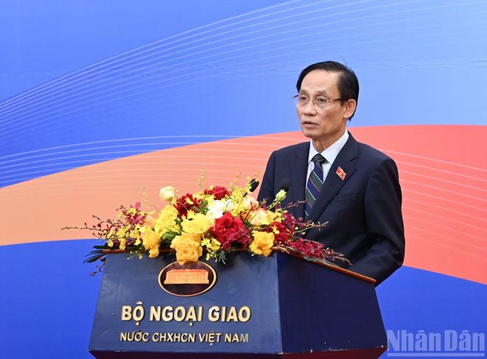 Ủy viên Bộ Chính trị, Bộ trưởng Ngoại giao Lê Hoài Trung tại phiên họp.