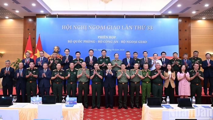 Đại tướng Phan Văn Giang, Ủy viên Bộ Chính trị, Phó Thủ tướng Chính phủ, Bộ trưởng Quốc phòng; Đại tướng Lương Tam Quang, Ủy viên Bộ Chính trị, Bộ trưởng Công an; đồng chí Lê Hoài Trung, Ủy viên Bộ Chính trị, Bộ trưởng Ngoại giao chụp ảnh chung cùng các đại biểu.