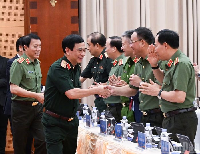 Đại tướng Phan Văn Giang, Ủy viên Bộ Chính trị, Phó Thủ tướng Chính phủ, Bộ trưởng Quốc phòng bắt tay các đại biểu tham dự phiên họp.