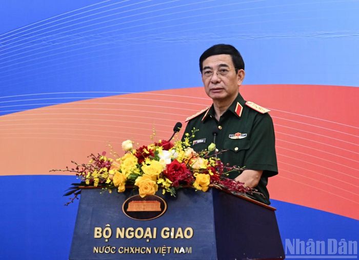 Đại tướng Phan Văn Giang, Ủy viên Bộ Chính trị, Phó Thủ tướng Chính phủ, Bộ trưởng Quốc phòng phát biểu tại phiên họp.
