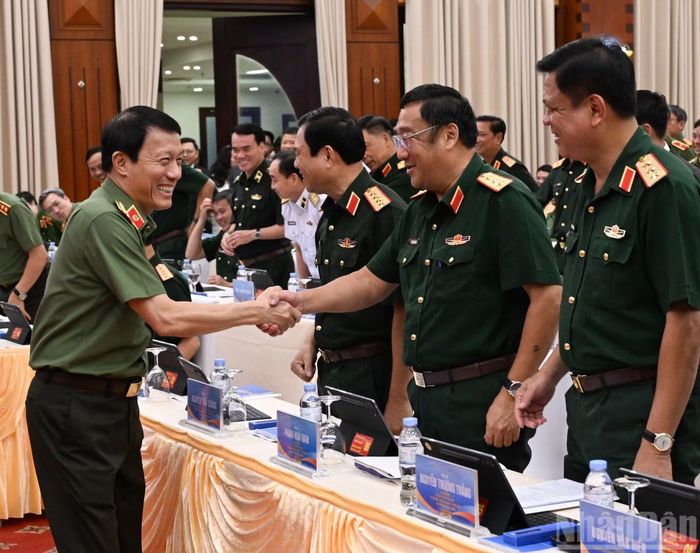 Đại tướng Lương Tam Quang, Ủy viên Bộ Chính trị, Bộ trưởng Công an bắt tay các đại biểu tham dự phiên họp.