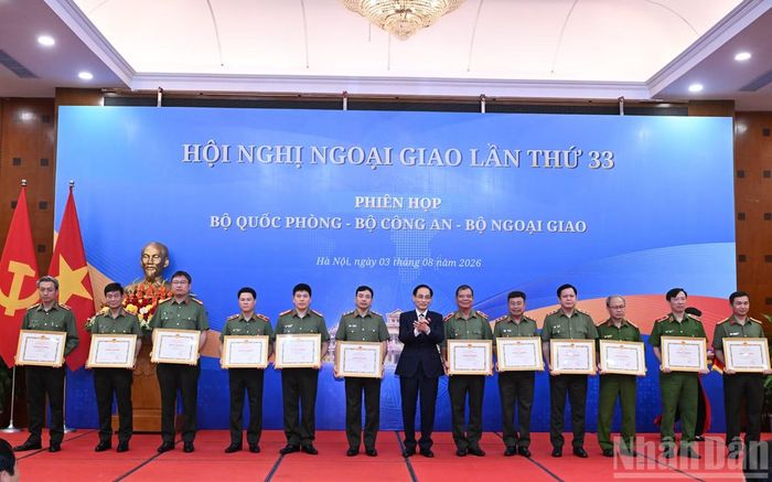 Ủy viên Bộ Chính trị, Bộ trưởng Ngoại giao Lê Hoài Trung trao bằng khen cho các tập thể của Bộ Công an.