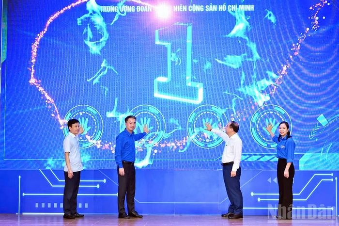 Các đồng chí đại diện Trung ương Đoàn và các đơn vị liên quan thực hiện nghi thức phát động Hội thi.