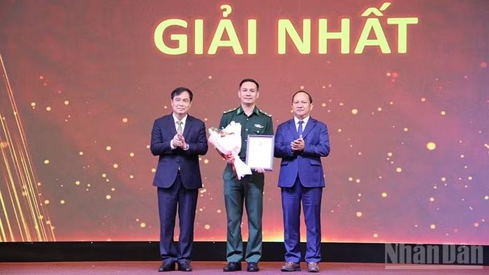 Lãnh đạo Ban Tuyên giáo Trung ương và tỉnh Gia Lai trao giải Nhất hội thi.