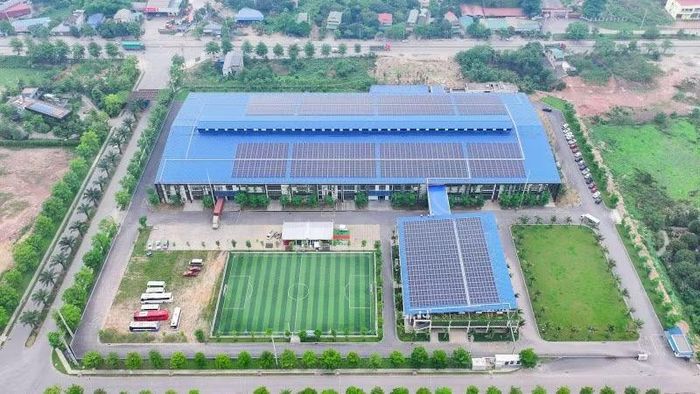 Hệ thống điện mặt trời mái nhà tại Công ty cổ phần đầu tư và thương mại TNG. (Ảnh: HƯƠNG LAN)