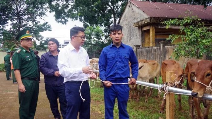 Lãnh đạo Bộ đội Biên phòng tỉnh và Ủy ban nhân dân xã Ia Dom tặng bò giống cho các hộ dân có hoàn cảnh khó khăn.