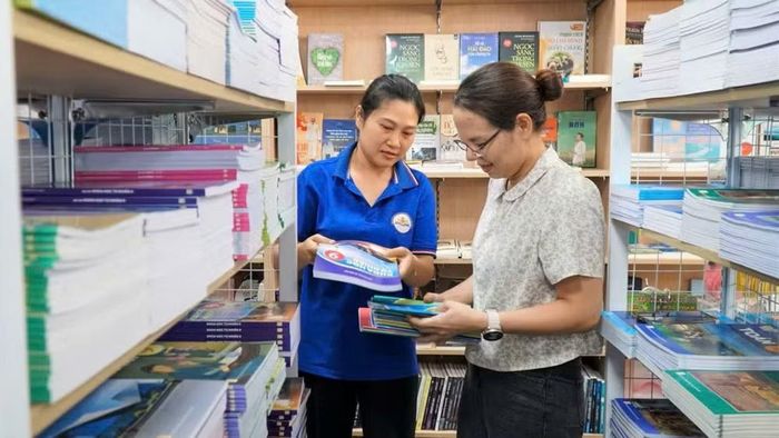 Phụ huynh mua sách giáo khoa chuẩn bị cho năm học mới: (Ảnh: HỒ LÀI)