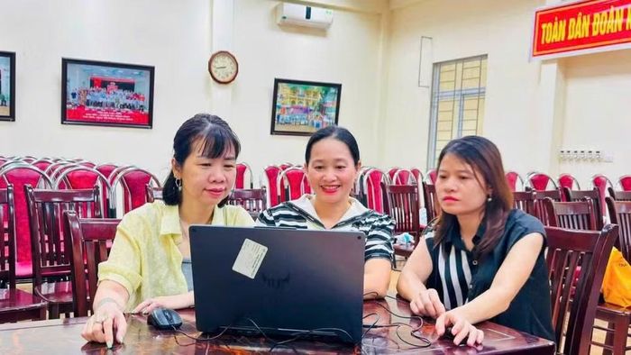 Giáo viên Trường tiểu học Lê Lợi (Hà Nội) tham gia tập huấn bộ sách giáo khoa thống nhất toàn quốc. (Ảnh: PHƯƠNG LINH)